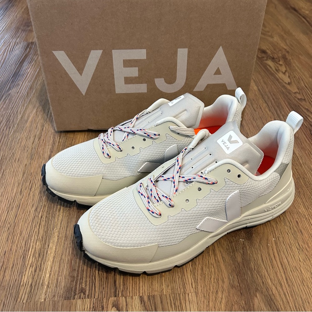 VEJA Beige walking fashion lace up shoes sneakers women’s 7.5 new in box - Picture 2 of 8
